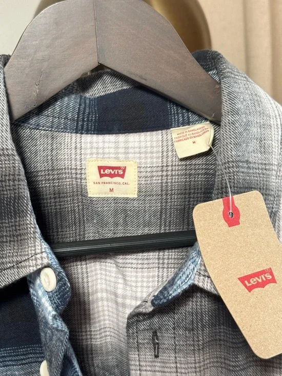 NWT Levi's Men's Blue Plaid Button-Down Shirt | Medium - Picture 3 of 7